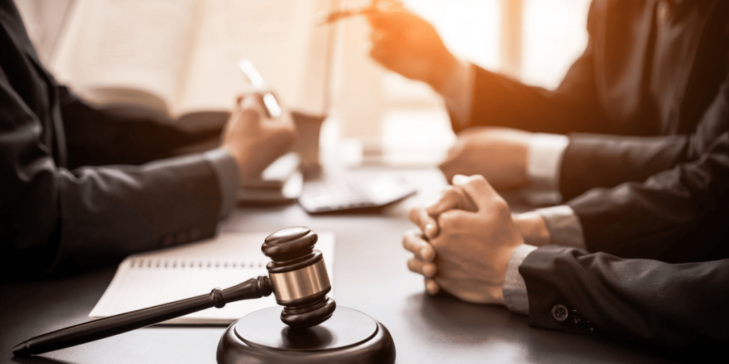 Imagem de mãos de pessoas que estão reunidas conversando sobre CIPA - Qualitá Mais