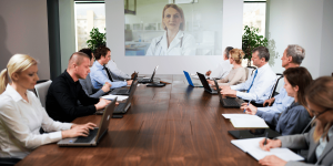 Colaboradores reunidos ao redor de uma mesma conversando sobre cipa - Qualitá Mais