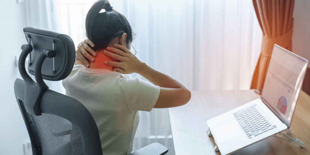Pessoa com dor no pescoço por falta de orientações de segurança do trabalho para home office.